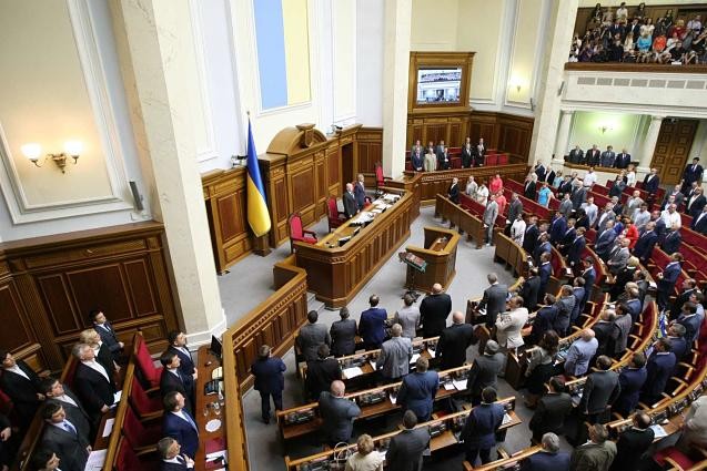 Ukraine : le Parlement adopte un statut d'autogestion spécial pour Donetsk et Lougansk - ảnh 1